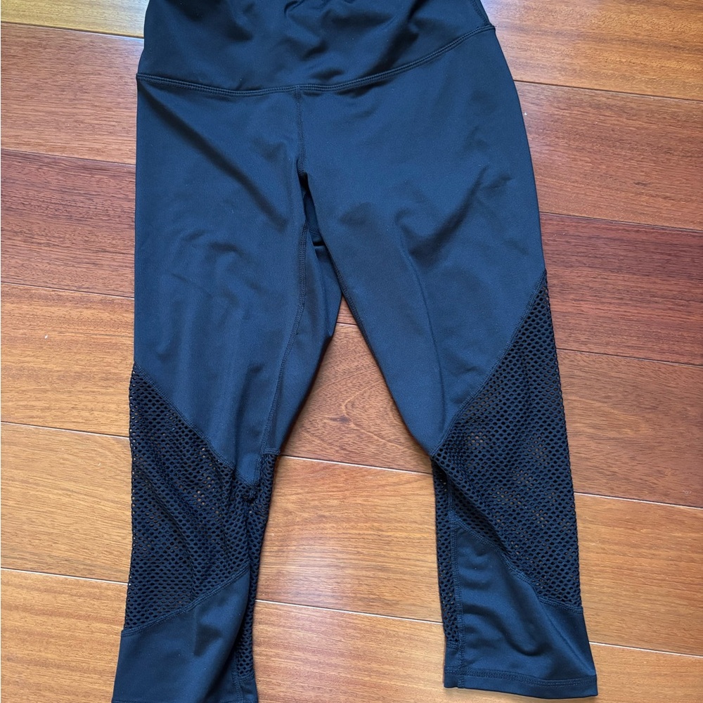 Chic cropped Black Leggings with Mesh Accents